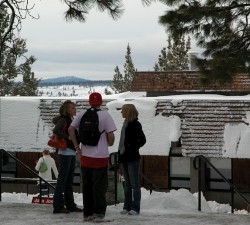 学生在COCC的院子里与雪