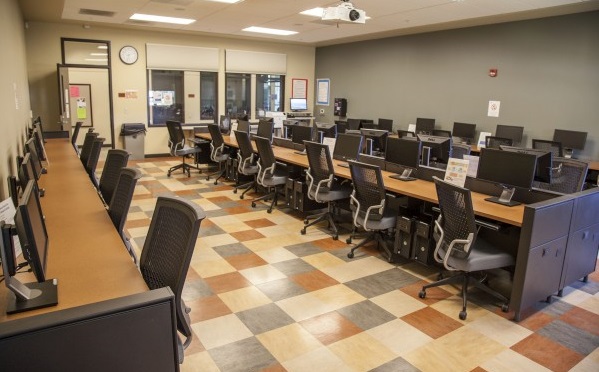 普林维尔校园计算机实验室