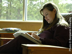 校园图书馆的学生阅读