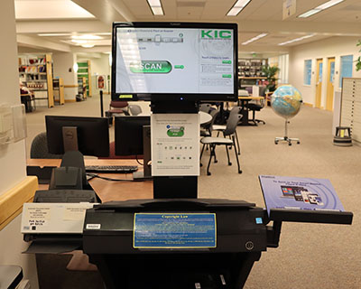 巴伯图书馆参考服务台旁的KIC扫描仪