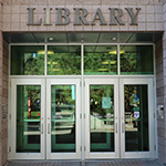 图书馆前门的照片