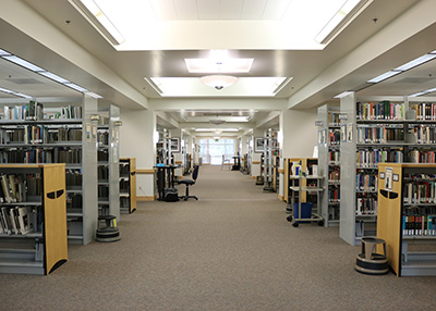 COCC Barber图书馆二楼的书架
