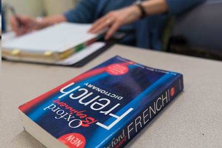 桌上放法语词典